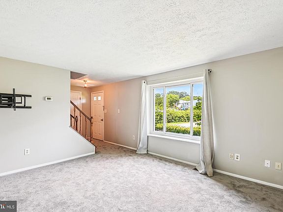5th image of 376 Jamie Ct