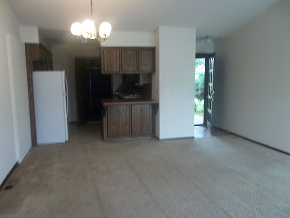 5th image of 421-423 E Britton Ct