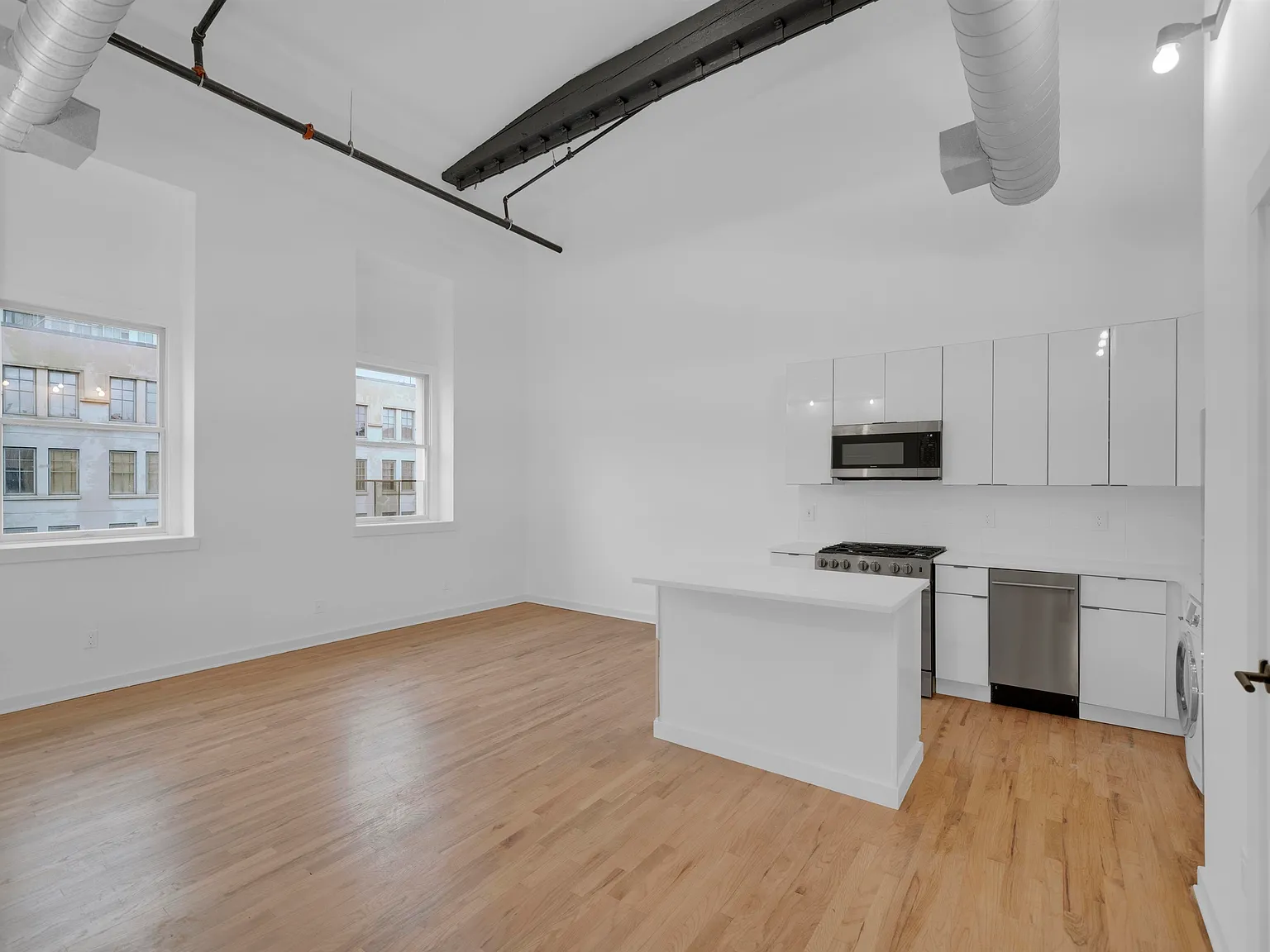 1 bed, 1.0 bath, $3,500 — Photo 2