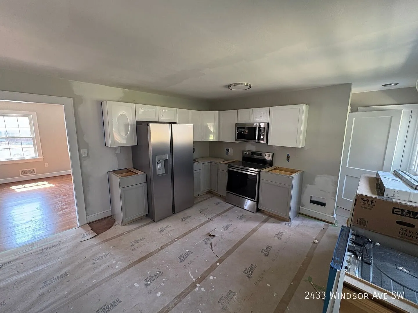 Beautifully Updated Home with Modern Finishes & Spacious Backyard! 4 Bedroom 1 Bath — Photo 4