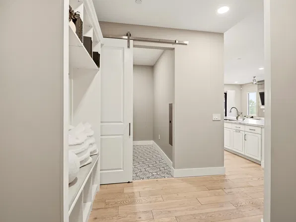 5250 E Deer Valley Dr, Phoenix, AZ