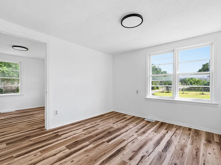 420 W 25th St — Photo 13