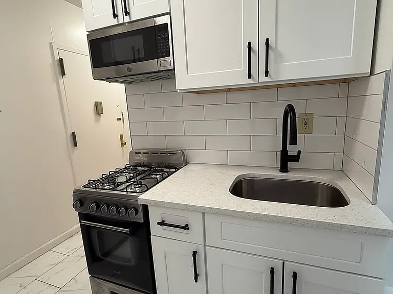 638 E 14th St #11 — Photo 3