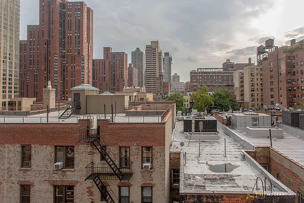 Sold by Modern Spaces | media 11