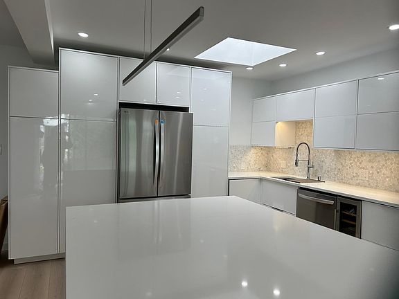 5th image of 324 S Crescent Dr