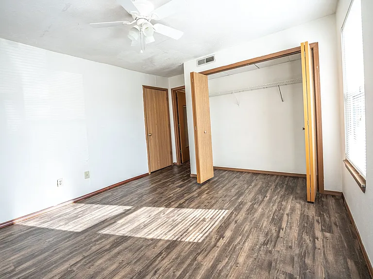 1024 E Walnut St — Photo 7