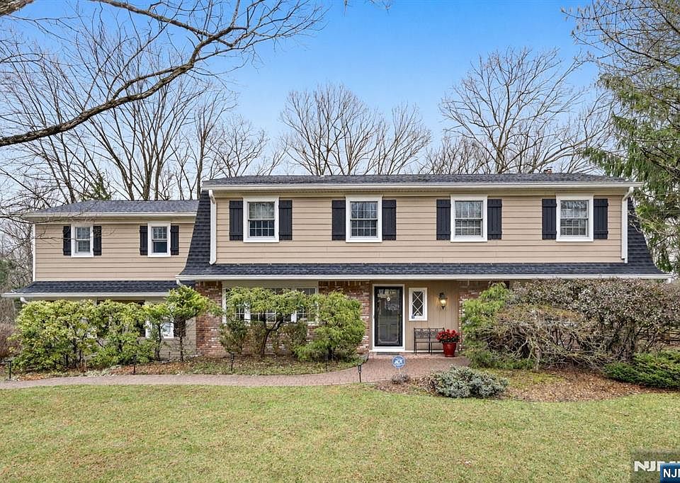 1st image of 26 Valley Ln
