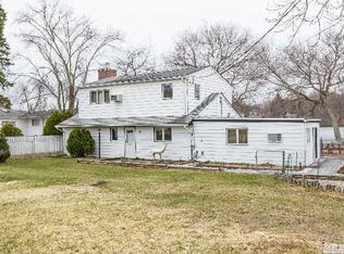 18 Virginia Pl, Patchogue, NY 11772