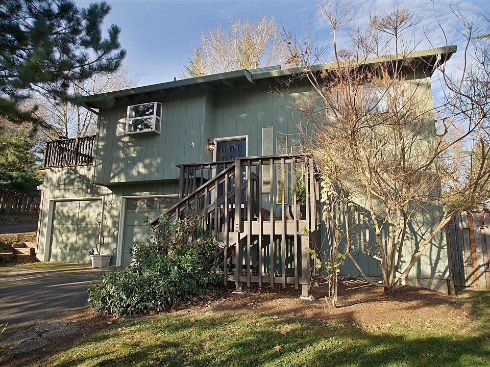 Enjoy life from this quiet street in Multnomah Village - only a few block walk to the heart of the village.