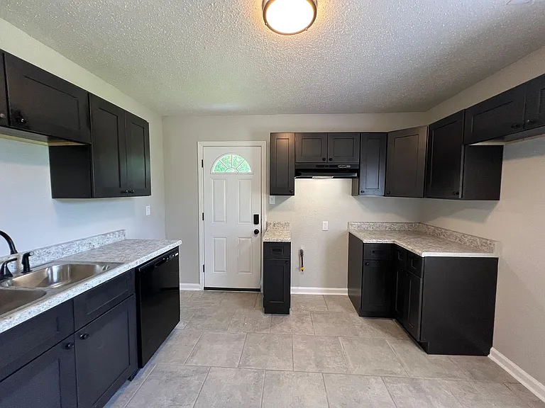 385 Washburn Dr — Photo 3
