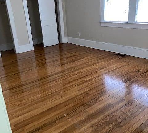 4th image of 607 S Elm St