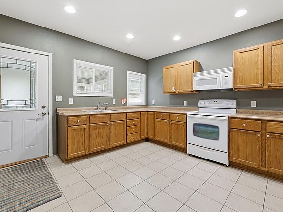 5th image of 623 E 10th St