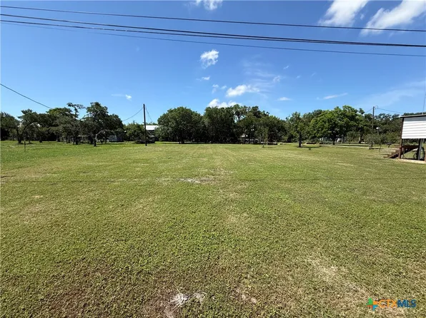 65 Guadalupe River Dr, Tivoli, TX 77990