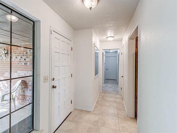 3rd image of 1404 Oak Dr