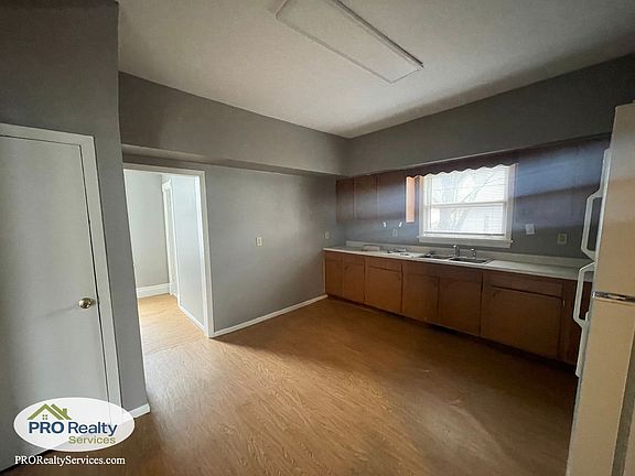 3rd image of 264 Sidney St E