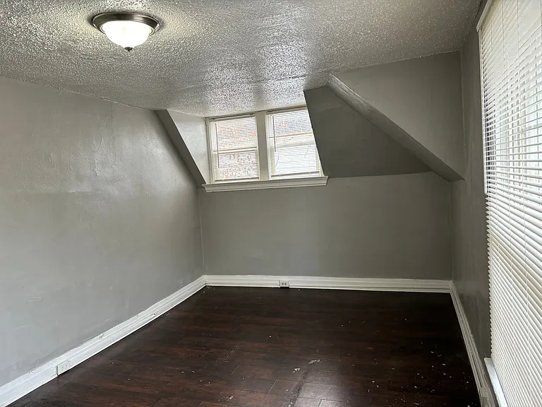 2427 Switzer Ave — Photo 6