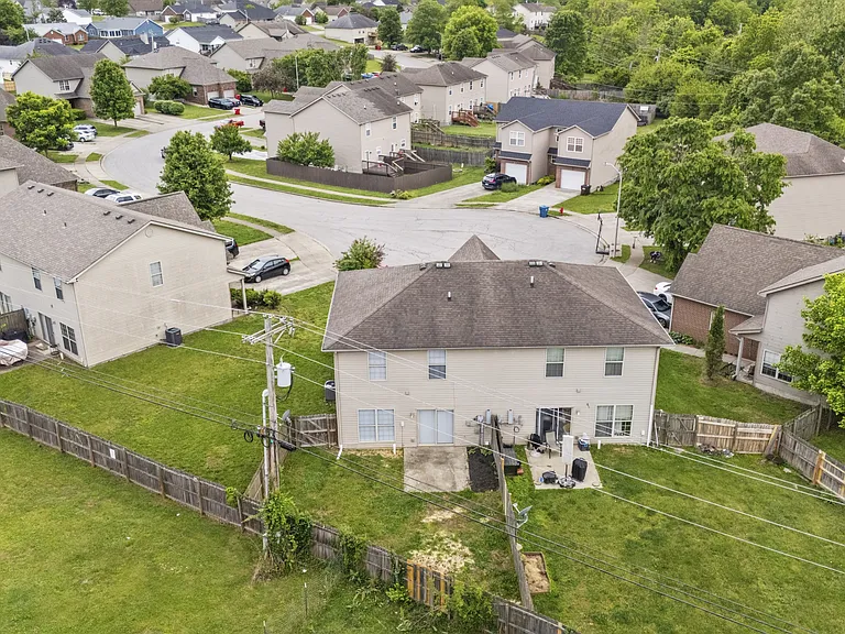 136 Lowell Ct — Photo 3