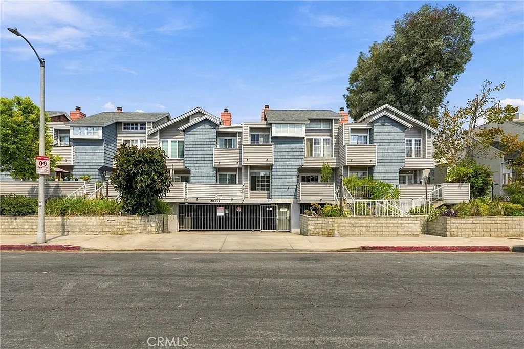 2 bed, 2.5 bath, 1123 sqft, $3,500 — Photo 2