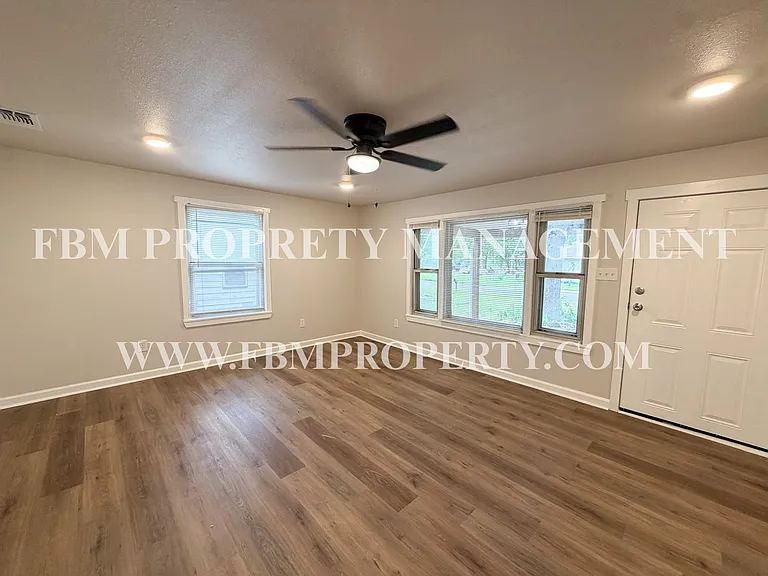 303 E Thompson St — Photo 3