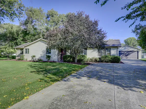 820 W Arlington Ln, Crete, IL 60417