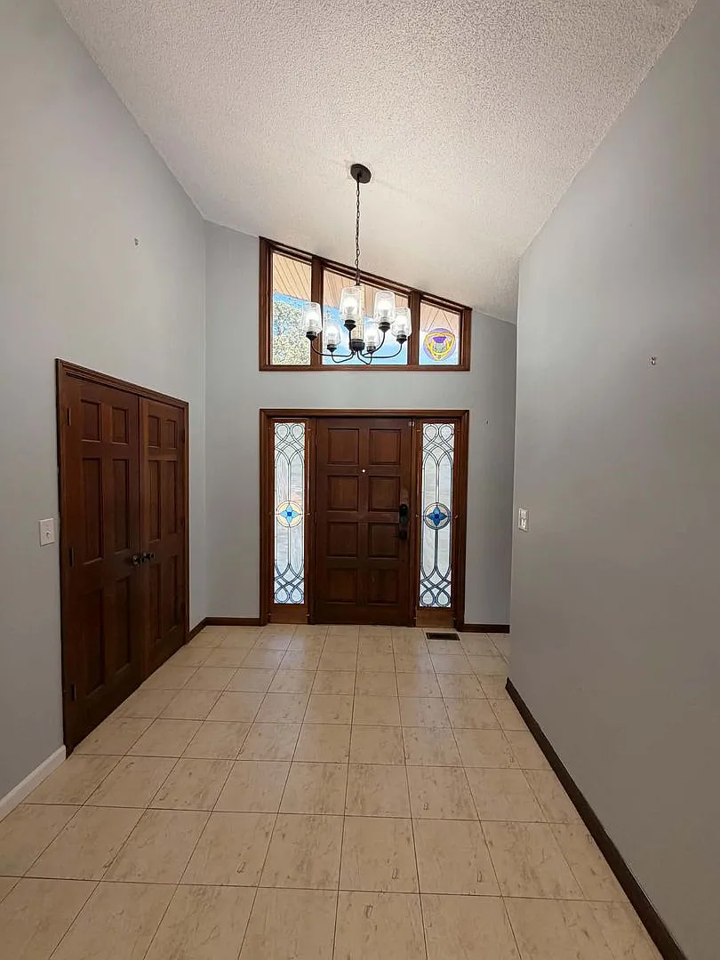 Coming Soon: Spacious 5-Bedroom Home On 1 Acre 3 Living Areas & 2 Kitchens In Loma Linda Mo — Photo 2