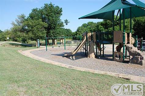 4th image of 204 Mill Wood Dr