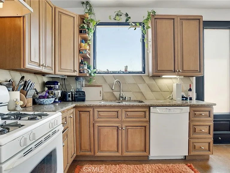 150 Williams St #2 — Photo 4