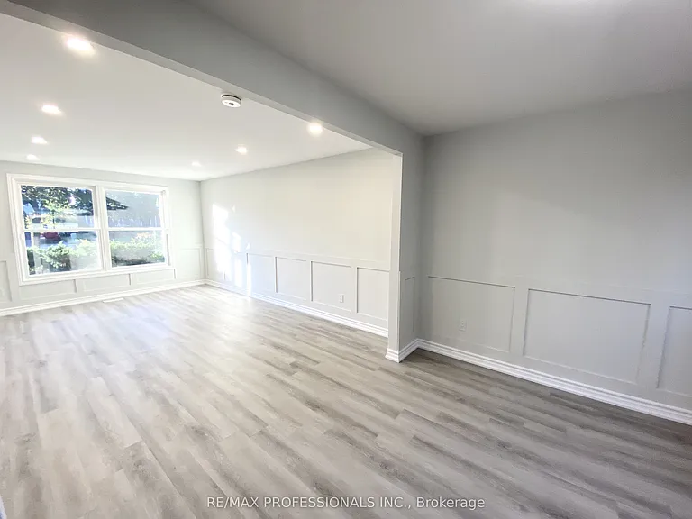 77 Roseneath Cres #UPPER — Photo 2