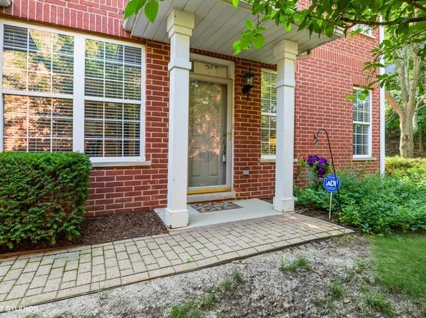 943 Kensington Dr, Northbrook, IL 60062