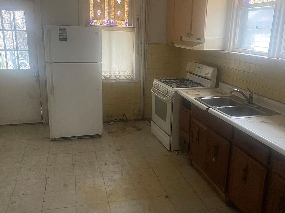 2nd image of 922 W Airy St