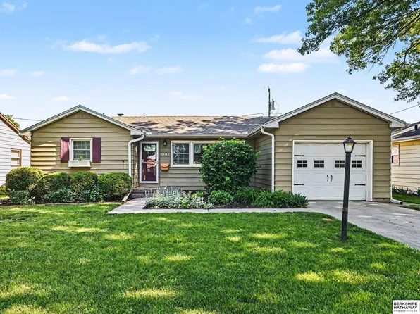 6102 Oak St, Omaha, NE 68106
