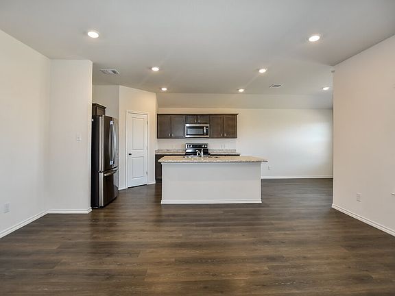 3rd image of 901 Silver Maple Ln
