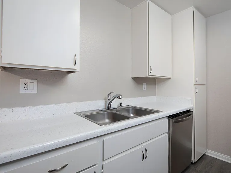 Willow Creek Apartments — Photo 4