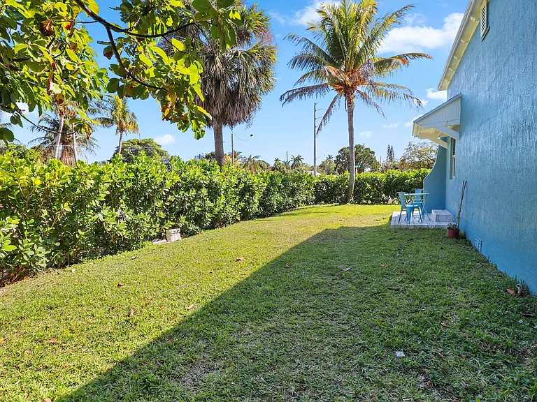 301 Hawthorne Dr — Photo 16