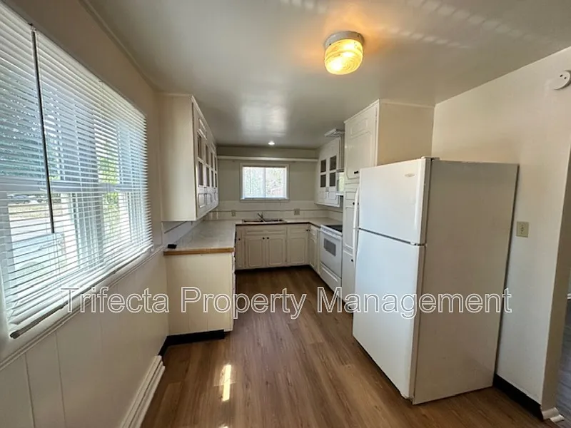 4 bed, 2.0 bath, 2200 sqft, $2,295 — Photo 4