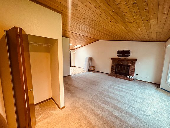 Vaulted ceiling main living dining