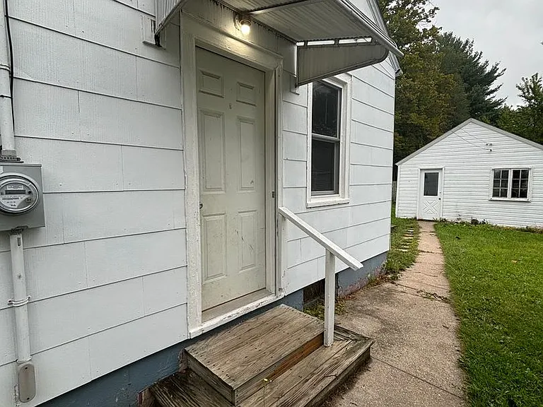 132 McKinley Ave — Photo 4