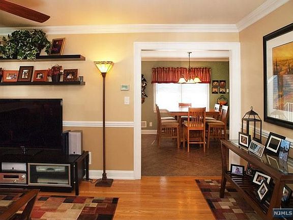 4th image of 19-02 Bellair Ave