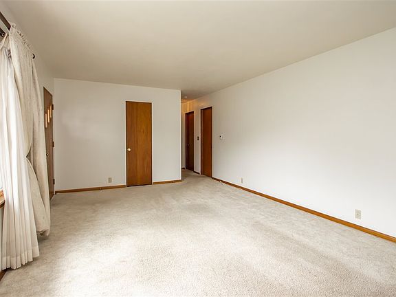 3rd image of 2531 Saratoga Dr