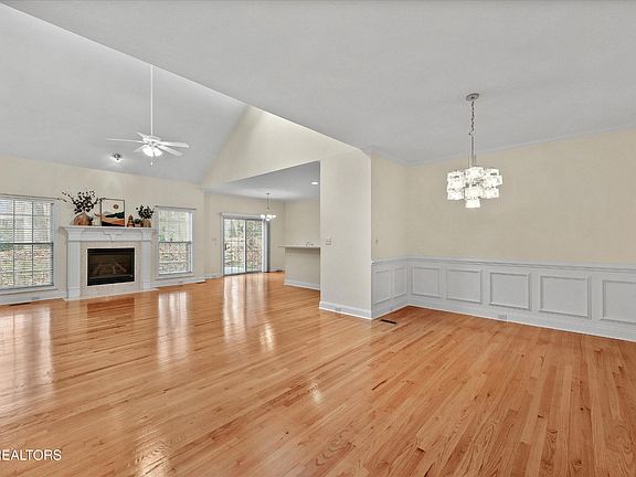 2nd image of 461 Glen Abbey Blvd