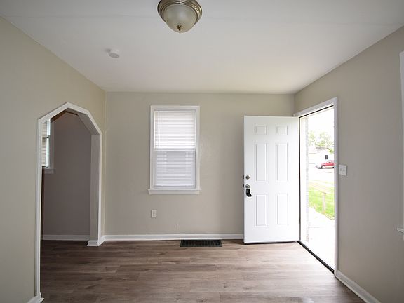 3rd image of 1627 N Gladstone Ave