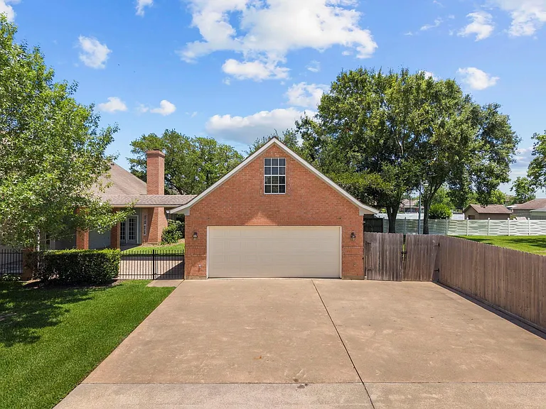 616 Westwood Cir — Photo 4