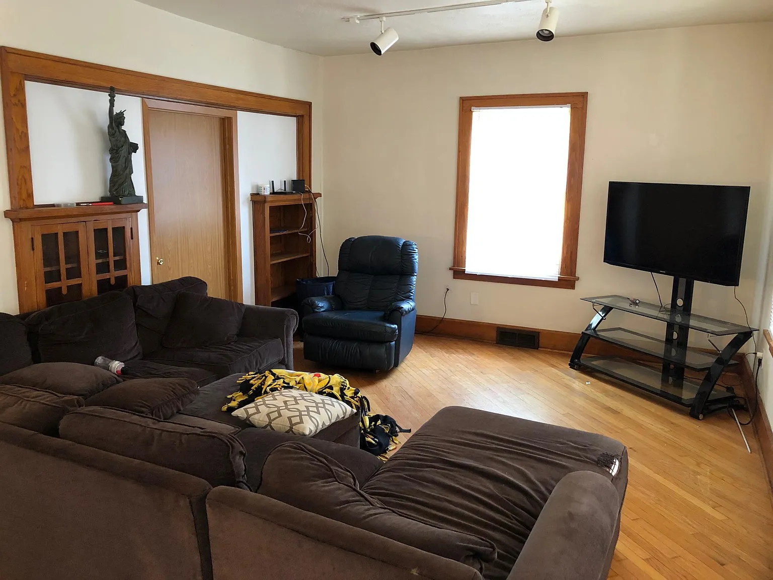 5 bed, 2800 sqft, $3,750 — Photo 3