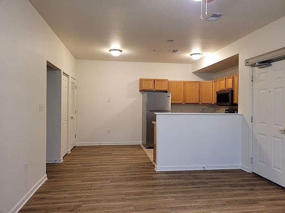 5th image of 670 Bassett Dr #1C