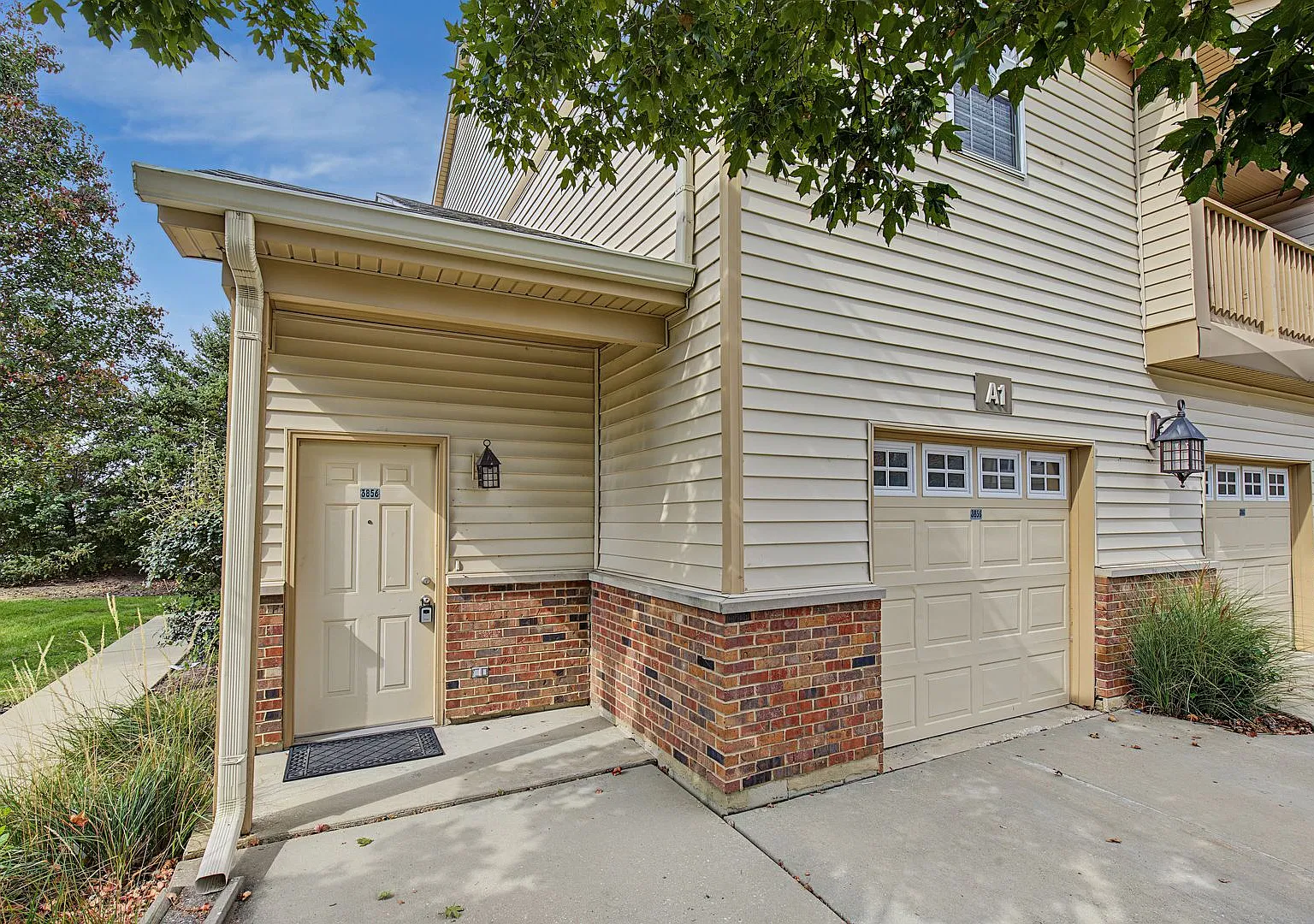 Beautiful 2nd-Floor Condo with Vaulted Ceilings, Private Balcony & Attached Garage — Photo 2
