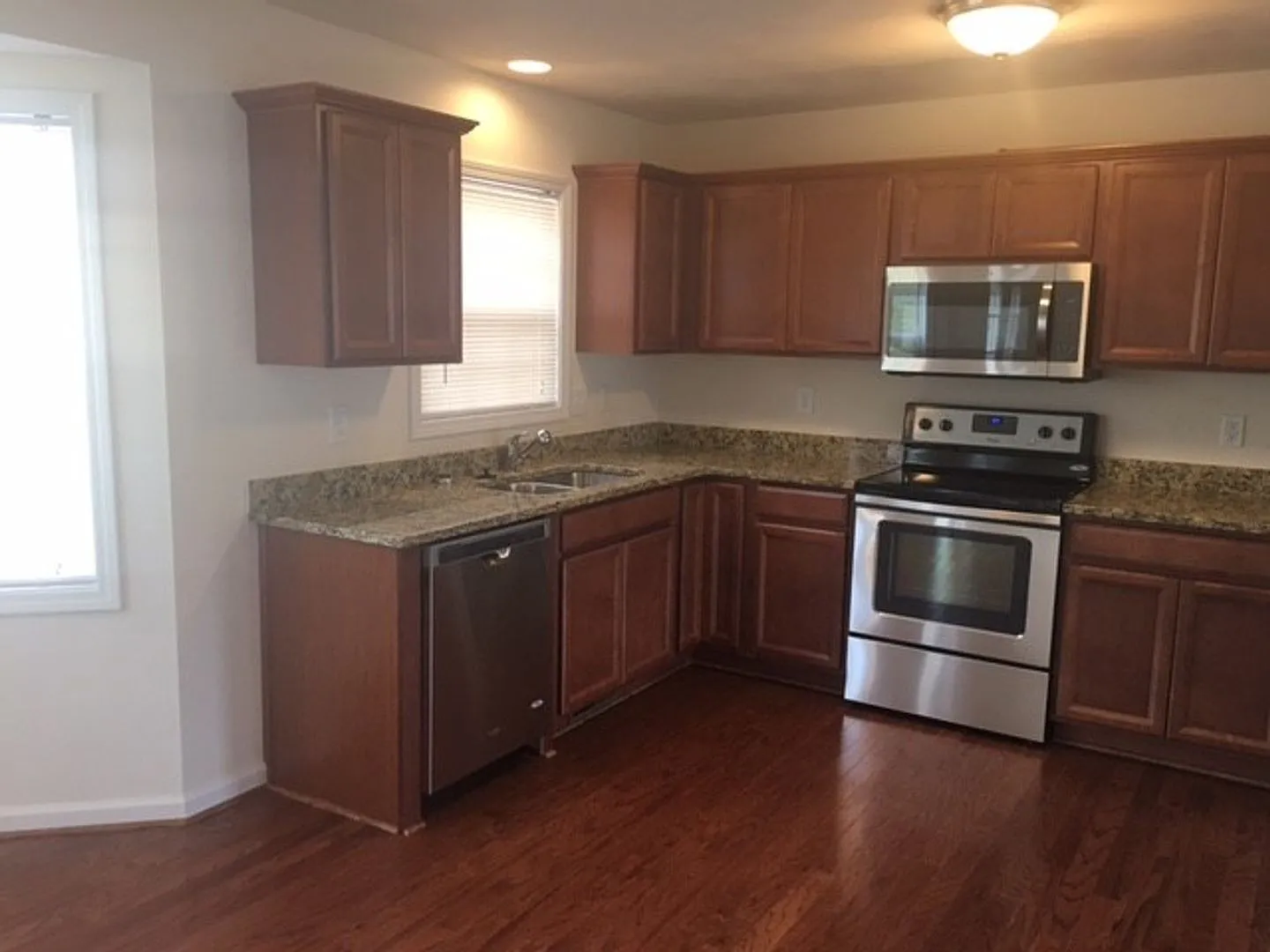3 Bedroom 2.5 Half Bath House with 1 car garage — Photo 3