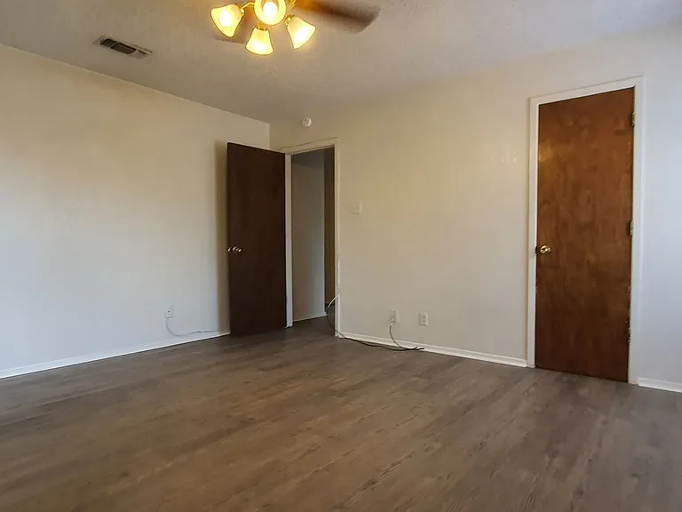 2922 N Oakes St — Photo 5