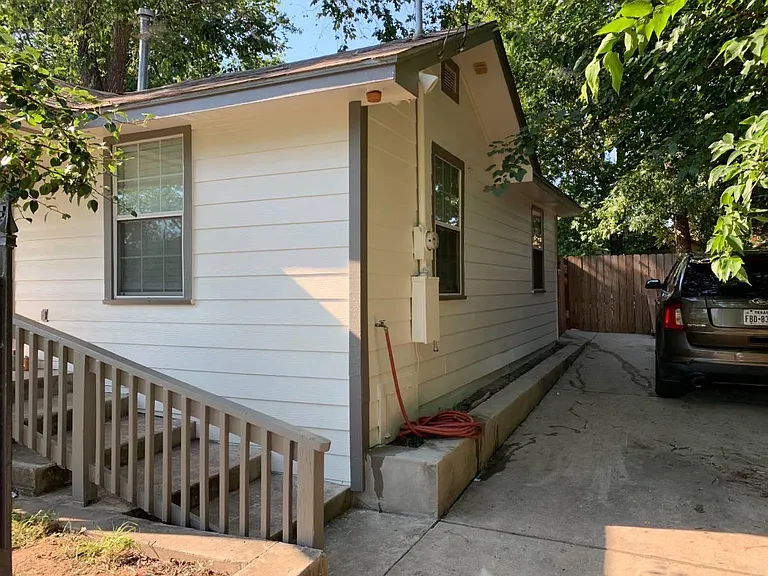 2320 Santa Rosa St — Photo 3