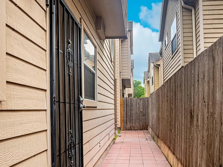 2220 Naomi St — Photo 13