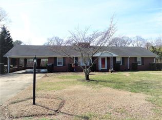 2706 Regency Dr, Winston Salem, NC 27106